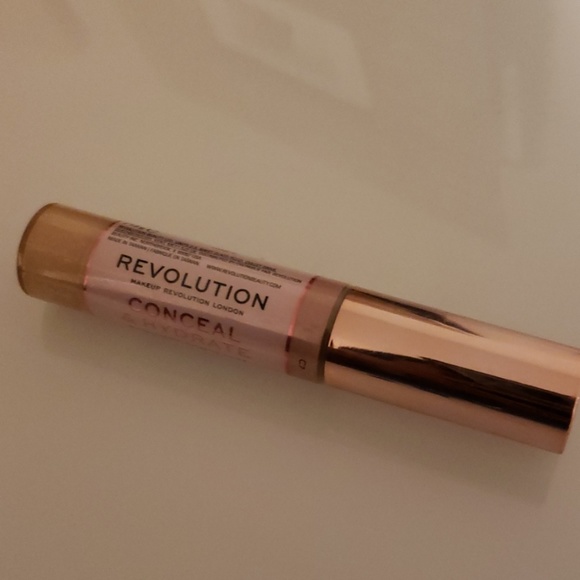 REVOLUTION MAKEUP concealer - Picture 3 of 5